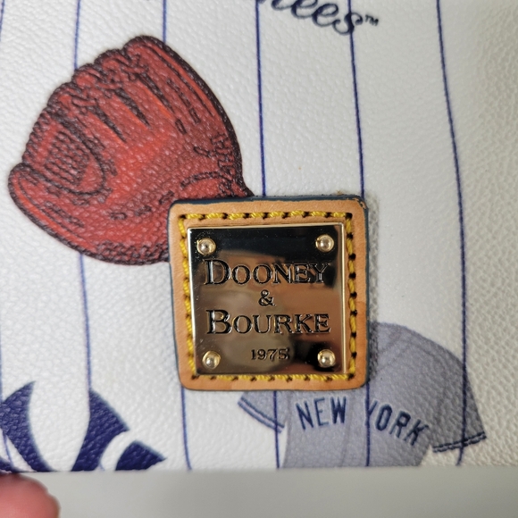 Dooney & Bourke New York Yankees Triple Zip Crossbody Bag - White and Tan - Picture 3 of 15